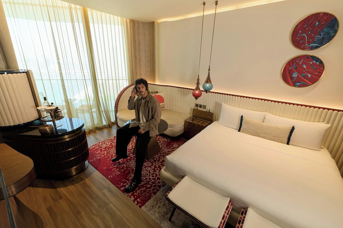 Luxe beddengoed, een minibar, een kluis op de kamer, een bureau