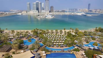 Playa privada, tumbonas, sombrillas y toallas de playa