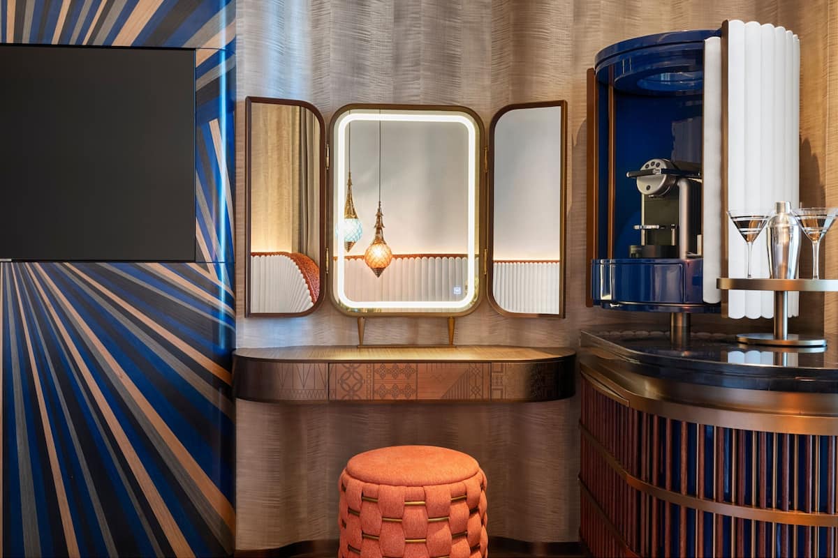 Une salle de bain moderne avec un meuble-lavabo, un miroir, un évier et des toilettes.