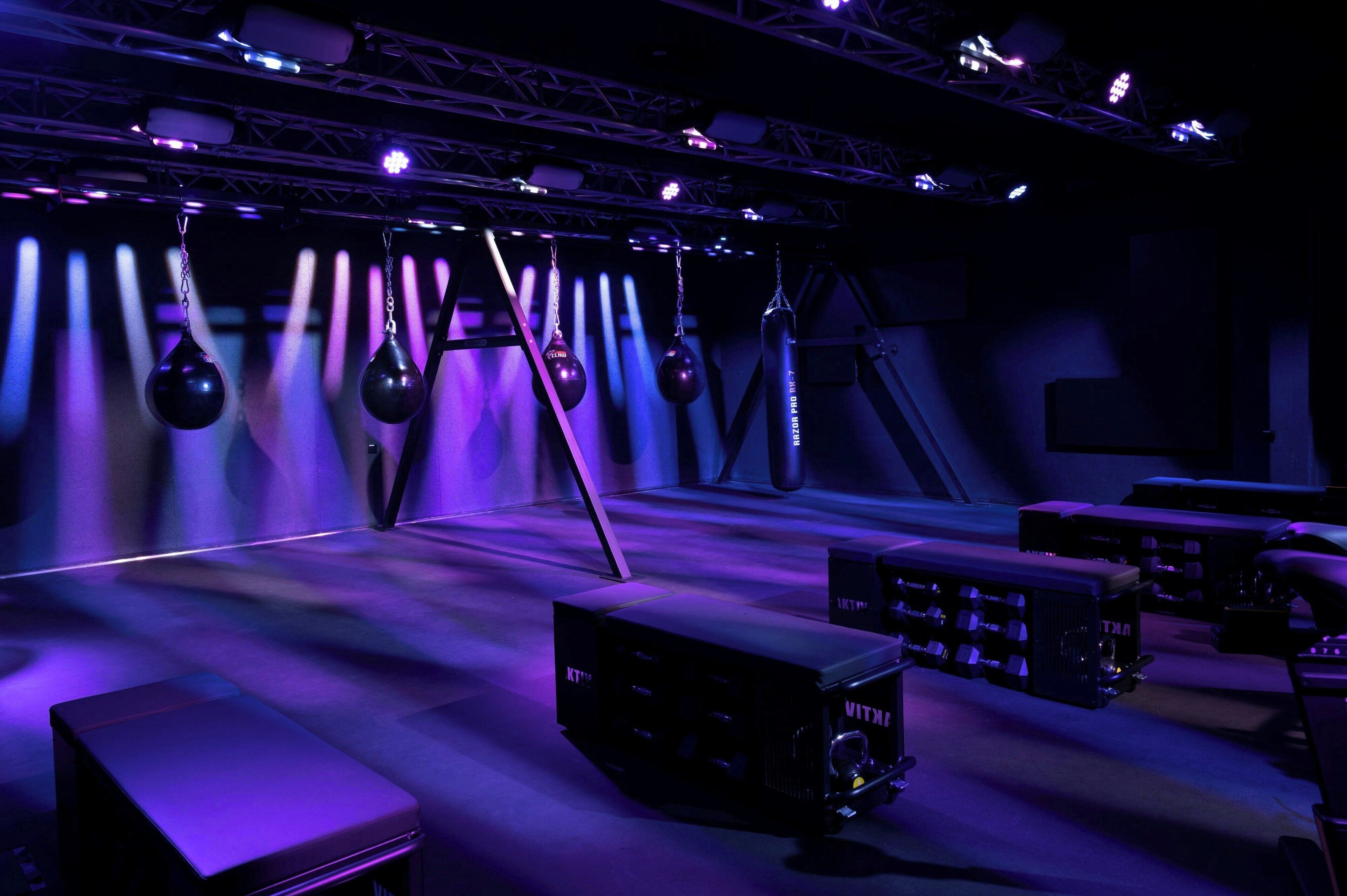 Un escenario con equipo de iluminación y sistemas de sonido.