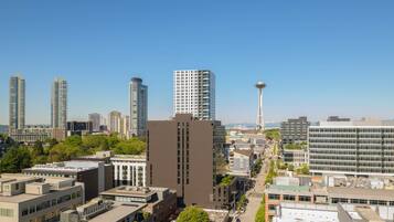 Un paysage urbain caractérisé par des immeubles modernes de grande hauteur, une tour imposante et un mélange de bâtiments commerciaux et résidentiels.