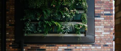 Un muro de ladrillo con un jardín vertical.