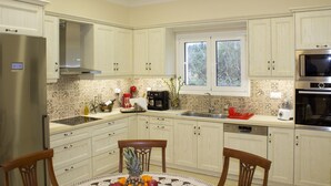 Comfort House | Private kitchen | Full-size fridge, microwave, oven, cookware/dishes/utensils - Alegria Holiday Home (Corfu)