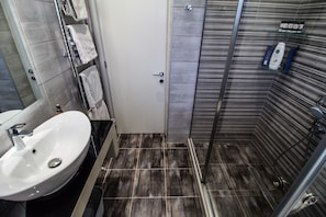 Comfort-Haus | Badezimmer | Dusche, Haartrockner, Handtücher