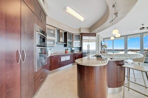 Réfrigérateur, four à micro-ondes, un four, surface de cuisson