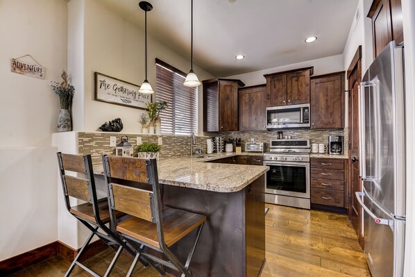 Refrigerador, microondas, horno y parrilla de estufa 