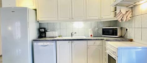Réfrigérateur, micro-ondes, four, lave-vaisselle