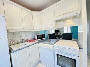 Frigorífico, microondas, horno y placa de cocina