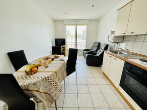 Kühlschrank, Mikrowelle, Ofen, Wasserkocher mit Kaffee-/Teezubehör