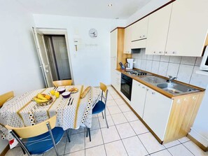 Kühlschrank, Mikrowelle, Ofen, Wasserkocher mit Kaffee-/Teezubehör