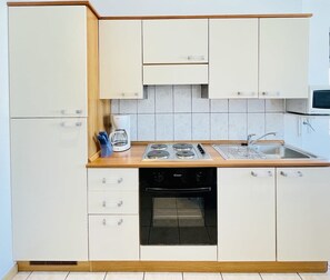 Køleskab, mikrobølgeovn, ovn, kaffe-/temaskine