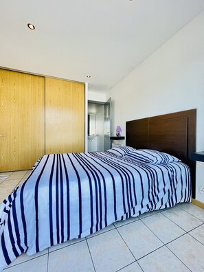 1 habitación, tabla de planchar con plancha y wifi gratis 
