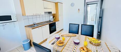 Een koelkast, een microgolfoven, een oven