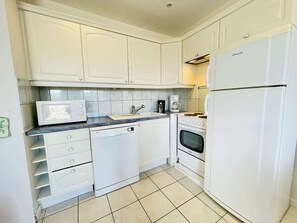 Kühlschrank, Mikrowelle, Ofen, Geschirrspüler