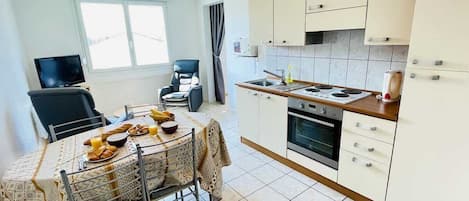 Kühlschrank, Mikrowelle, Ofen, Wasserkocher mit Kaffee-/Teezubehör