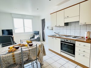 Fridge, microwave, oven, coffee/tea maker