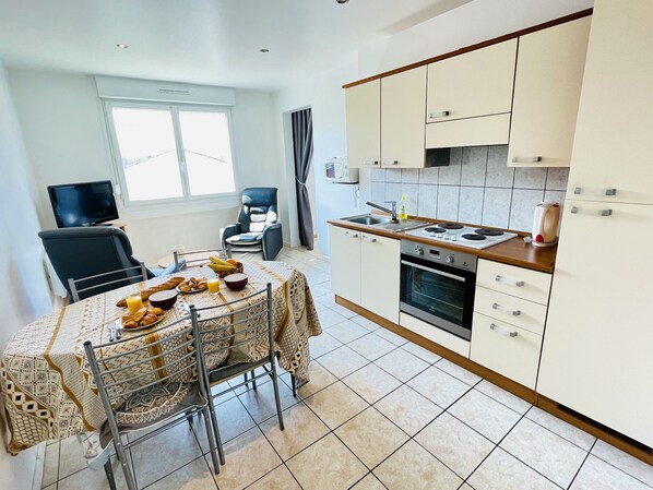 Fridge, microwave, oven, coffee/tea maker