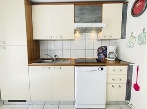 Réfrigérateur, micro-ondes, four, cafetière/bouilloire