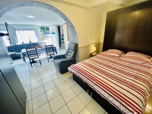 1 habitación, tabla de planchar con plancha, wifi gratis y ropa de cama