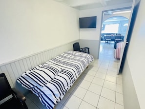 1 habitación, tabla de planchar con plancha, wifi gratis y ropa de cama