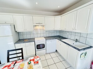 Een koelkast, een microgolfoven, een oven, een vaatwasser