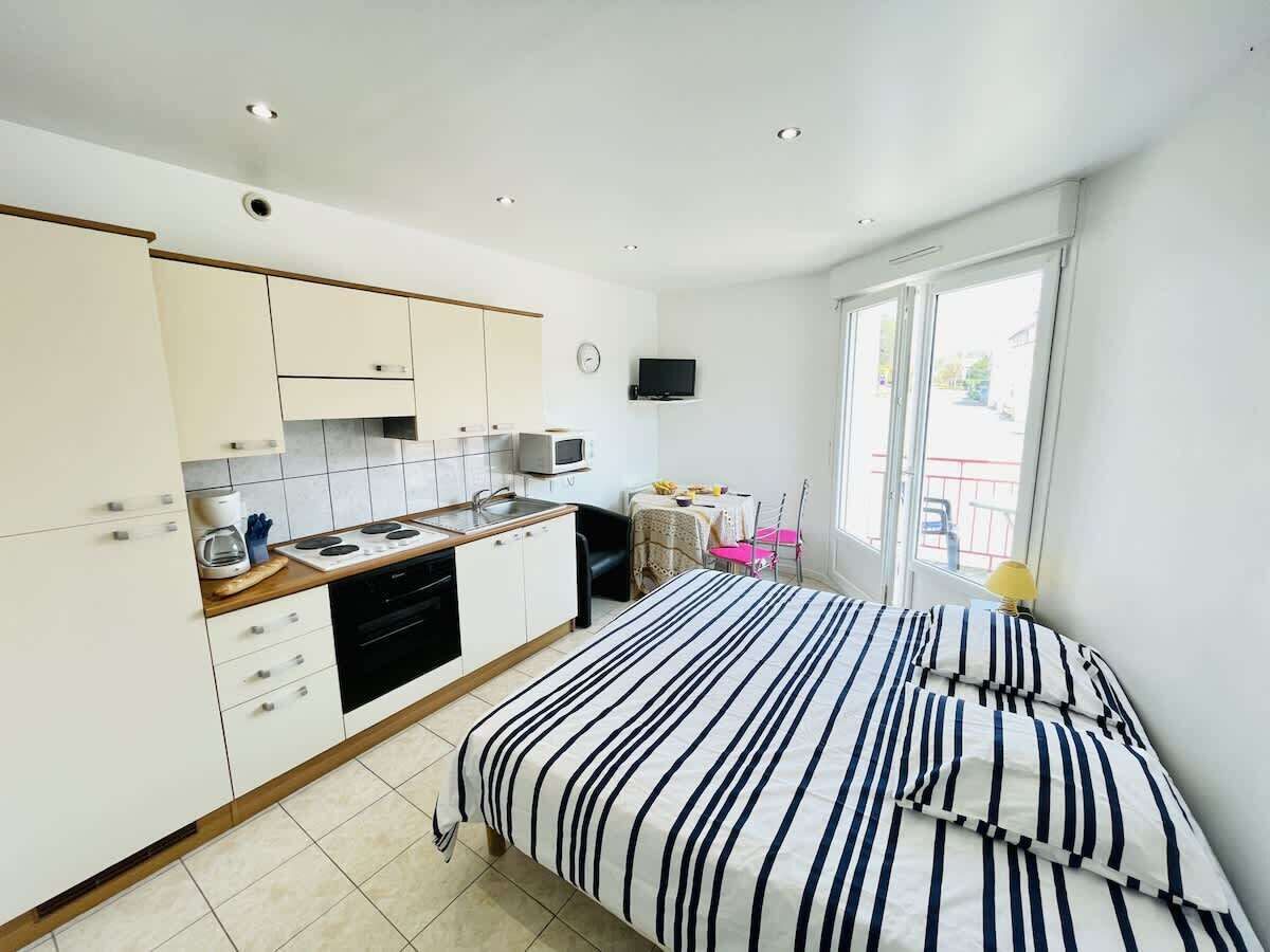 Iron/ironing board, free WiFi, bed sheets