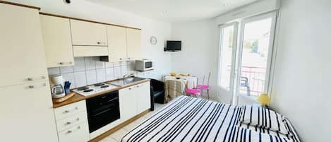 Iron/ironing board, free WiFi, bed sheets