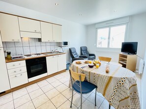 Kühlschrank, Mikrowelle, Ofen, Wasserkocher mit Kaffee-/Teezubehör