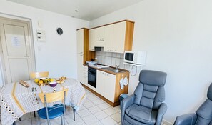 Een koelkast, een microgolfoven, een oven