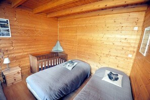 3 habitaciones, tabla de planchar con plancha y cuna de viaje 