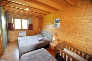 3 chambres, fer et planche à repasser, lit parapluie, Wi-Fi gratuit