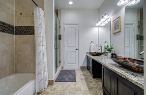 Bañera, secador de pelo, toallas, jabón