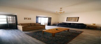 RECENTLY REMODELED HISTORICAL CENTER APARTMENT