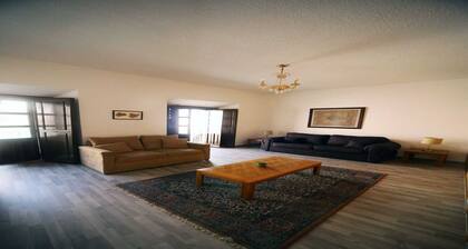 RECENTLY REMODELED HISTORICAL CENTER APARTMENT