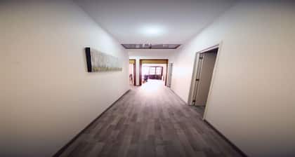 RECENTLY REMODELED HISTORICAL CENTER APARTMENT