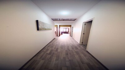 RECENTLY REMODELED HISTORICAL CENTER APARTMENT