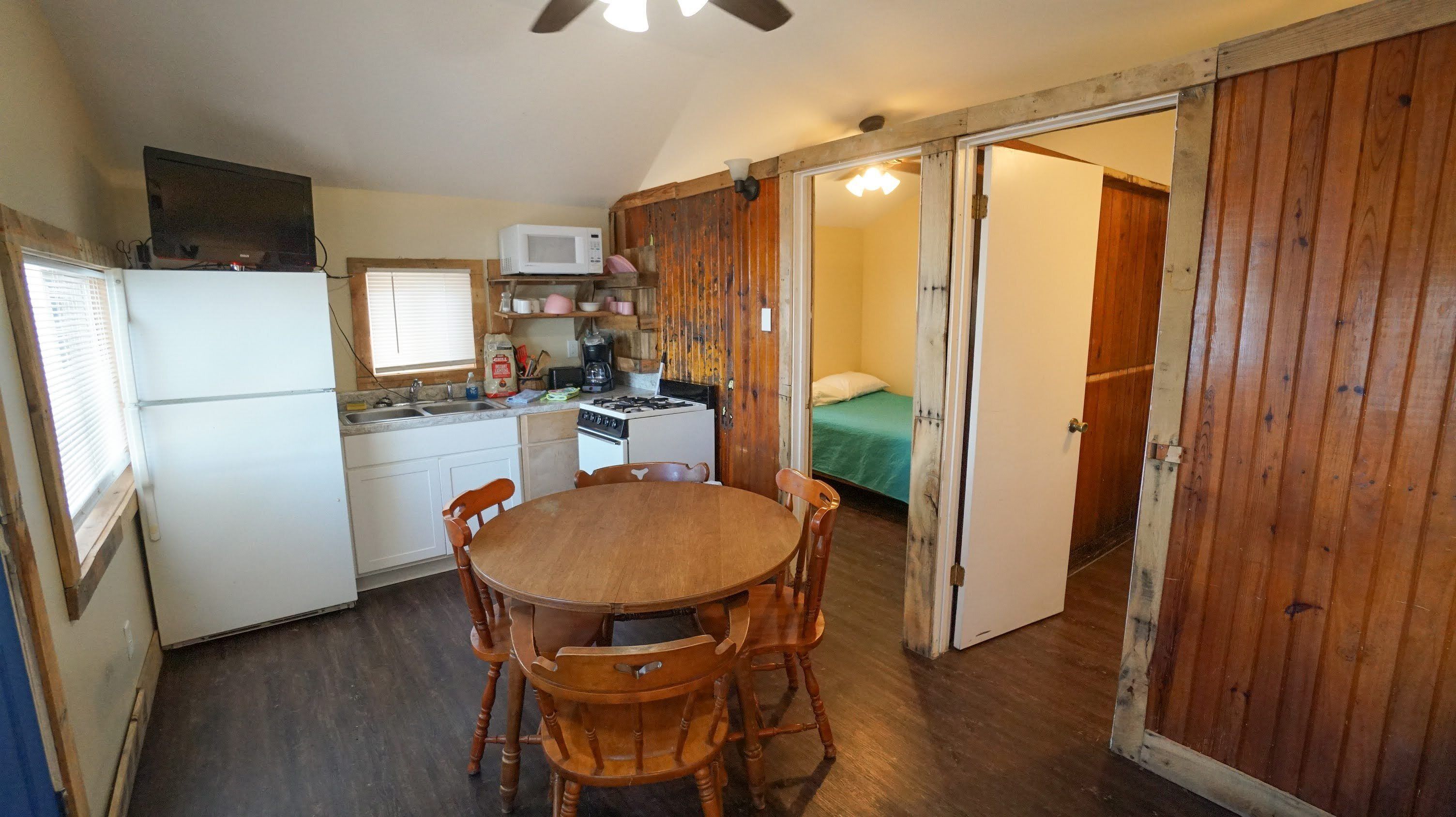 Cozy Two Bedroom Lakeview Cabin 2