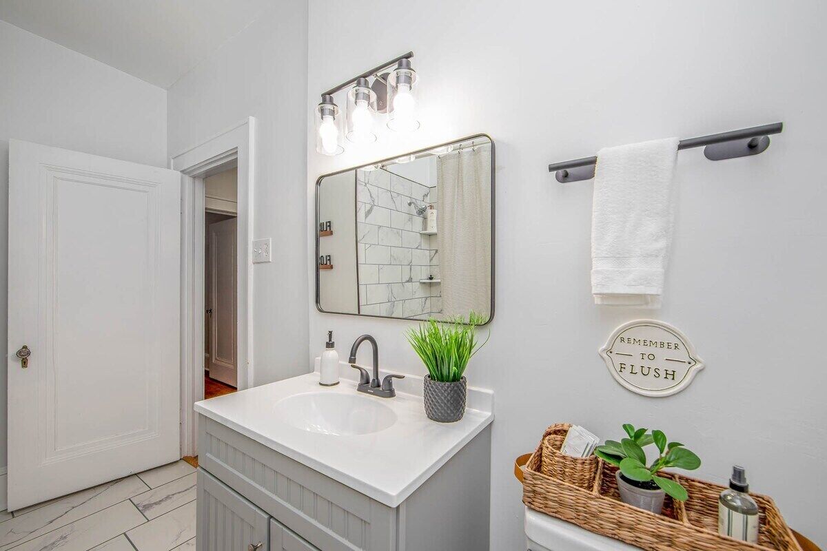 Baignoire, sèche-cheveux, serviettes fournies, savon