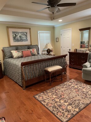 4 bedrooms, iron/ironing board, free WiFi, bed sheets