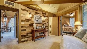 2 makuuhuonetta, työpöytä, ilmainen Wi-Fi, vuodevaatteet