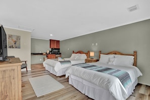 Standard Double Room | Free WiFi, bed sheets - Maven's Inn & Grill (Canyon Lake)