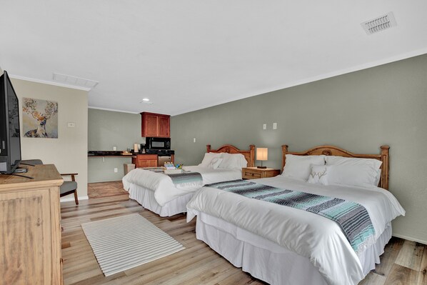 Standard Double Room | Free WiFi, bed sheets - Maven's Inn & Grill (Canyon Lake)