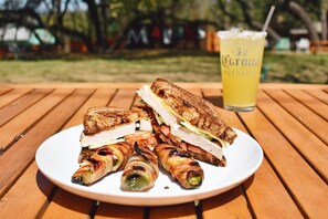 Lunch and dinner served, American cuisine - Maven's Inn & Grill (Canyon Lake)