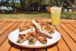 Se sirven almuerzos y cenas, cocina americana