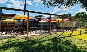 Se sirven almuerzos y cenas, cocina americana