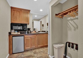 Frigobar, microondas, cafetera/tetera