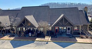 Exterior - Luxurious king bed suite overlooking Nashville steps to dining and shopping! (Nashville)