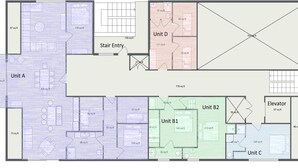 Ein Grundriss mit vier Wohneinheiten, einem Treppenhaus und einem Aufzug.