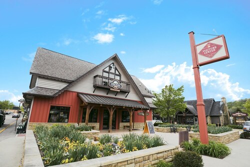Luxurious king bed suite overlooking Nashville steps to dining and shopping!