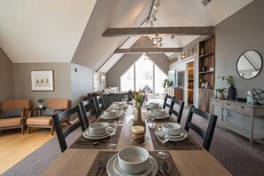 Dining - Renovated condo overlooking downtown Nashville. Steps to dining, shopping! (Nashville)
